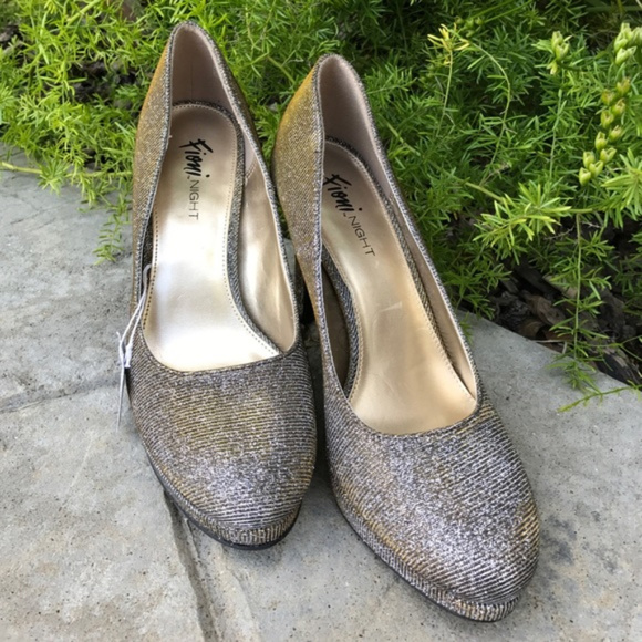 NWT Fioni Gold & Silver Iridescent Heals 9 1/2 - Picture 2 of 4